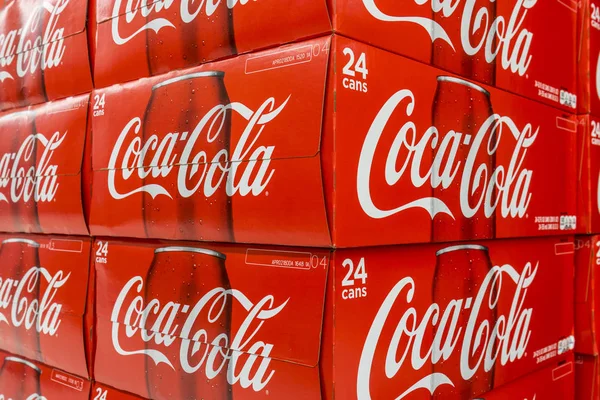 Las Vegas - Circa Julio 2017: Casos de Coca Cola en exhibición en un estante de una tienda de comestibles. Productos de coque se encuentran entre las bebidas gaseosas más vendidas en los EE.UU. XV —  Fotos de Stock