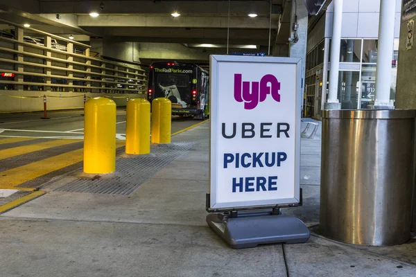 Indianapolis - około lipca 2017: AGD firm Lyft i Uber miejscu odbioru na lotnisku. LYFT i Uber zastąpił wiele taksówki dla transportu I — Zdjęcie stockowe