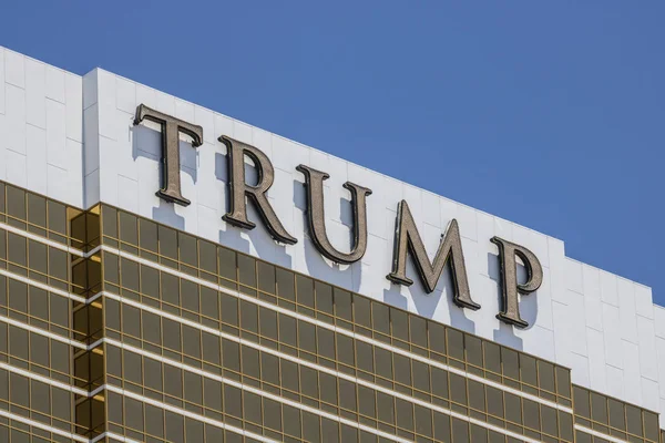 Las Vegas - Circa July 2017: Trump Hotel Las Vegas. Named for real estate developer Donald Trump, the exterior windows are gilded with 24-karat gold V — Stock Photo, Image