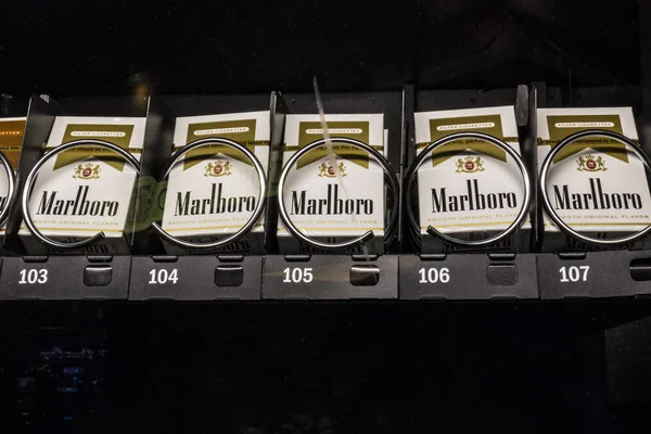 Λας Βέγκας - Circa Ιουλίου 2017: Συσκευασίες των Marlboro τσιγάρα σε ένα μηχάνημα αυτόματης πώλησης. Marlboro είναι ένα προϊόν του Altria Group Ii — Φωτογραφία Αρχείου