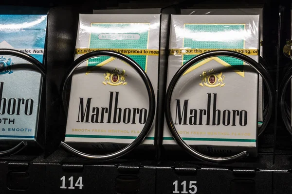 Las Vegas - Circa July 2017: Packs of Marlboro Cigarettes in a vending machine. Marlboro is a product of the Altria Group III — Stock Photo, Image