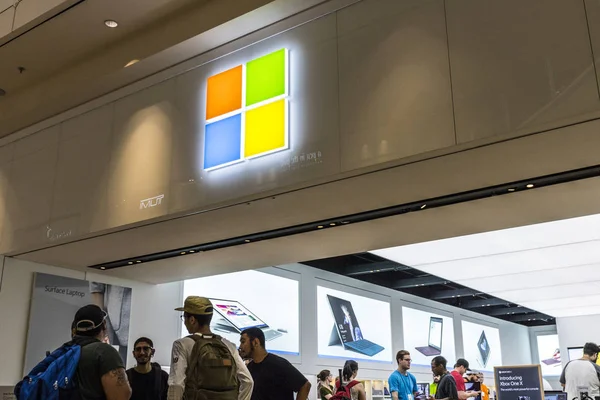 Las Vegas - Circa Juli 2017: Microsoft Retail Technology Store (dalam bahasa Inggris). Microsoft mengembangkan dan memproduksi perangkat lunak Windows dan Permukaan VIII — Stok Foto