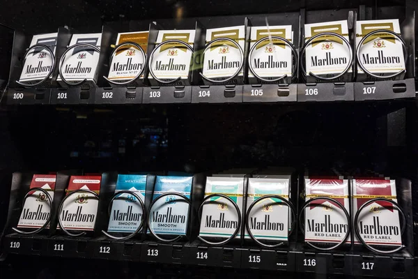 Las Vegas - Circa July 2017: Packs of Marlboro Cigarettes in a vending machine. Marlboro is a product of the Altria Group IV — Stock Photo, Image