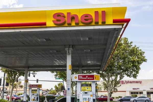 Las Vegas - Circa juli 2017: Skyltar och logotypen för Shell bensin. Kungliga nederländska Shell plc är baserat i Haag, Nederländerna Iv — Stockfoto
