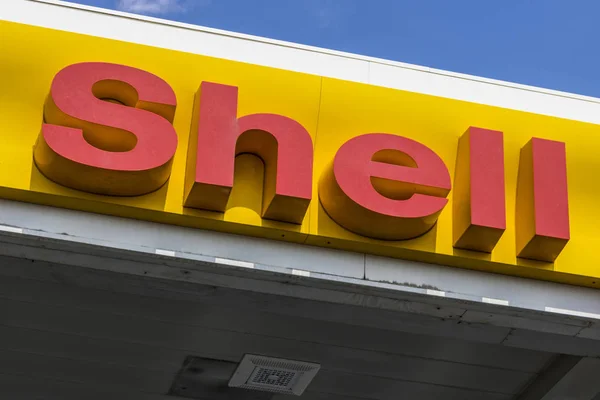 Las Vegas - Circa Julho 2017: Sinalização e logotipo da Shell Gasoline. Royal Dutch Shell plc está sediada em Haia, Países Baixos V — Fotografia de Stock