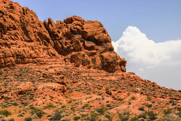 Park stanowy Valley of Fire, z 40.000 hektarów jasny czerwony wychodnie piaskowca Aztec pośród szary i tan wapienia Vii — Zdjęcie stockowe