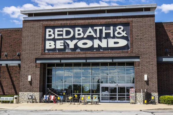 Indianápolis - Circa Julio 2017: Bed Bath & Beyond Retail Location. Bed Bath & Beyond es una cadena con una selección variada de artículos para el hogar V — Foto de Stock