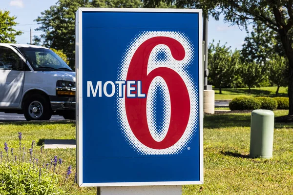 Indianápolis - Circa julio 2017: Motel 6 Logo y señalización. Motel 6 es una importante cadena de moteles presupuestarios III —  Fotos de Stock