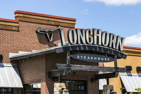 Indianápolis - Circa julio 2017: LongHorn Steakhouse restaurante informal. LongHorn Steakhouse es propiedad y está operado por Darden Restaurants II — Foto de Stock