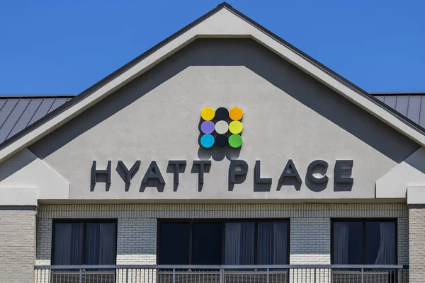 Indianápolis - Circa julio 2017: Hyatt Place Business Hotel. Las propiedades Hyatt incluyen hoteles y resorts de vacaciones IV — Foto de Stock
