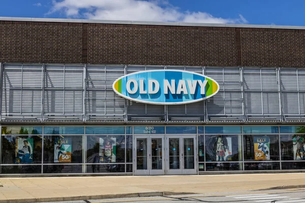 Indianápolis - Circa julio 2017: Old Navy Retail Mall Location. Old Navy es una División de Gap Inc. IV — Foto de Stock
