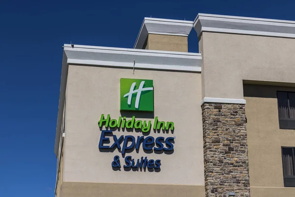 Indianápolis - Circa julio 2017: Holiday Inn Express Ubicación. Holiday Inn es una filial de InterContinental Hotels Group VII — Foto de Stock