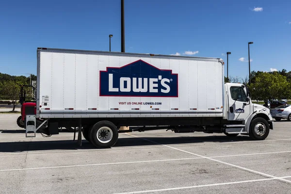 Indianápolis - Circa Julho 2017: Lowe 's Home Improvement Delivery Truck. Lowe 's opera lojas de melhoria e eletrodomésticos de varejo na América do Norte VIII — Fotografia de Stock