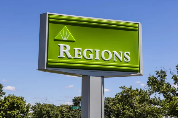 Indianápolis - Circa julio de 2017: Regions Financial Corporation. Regiones es el único miembro de la Fortune 500 con sede en Alabama VI — Foto de Stock