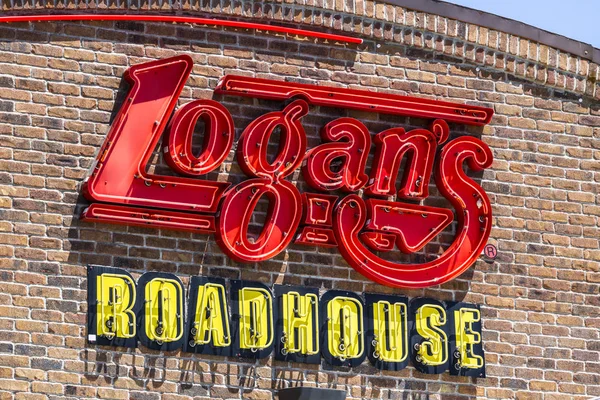 Indianápolis - Circa Julio 2017: Logan 's Roadhouse Restaurant and Signage. Logan 's es un restaurante informal líder I — Foto de Stock