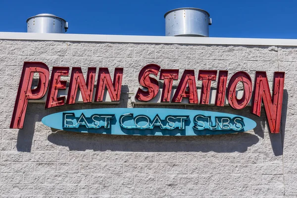 Indianápolis - Circa Julio 2017: Penn Station Fast Food Sub Sandwich Restaurant. Penn Station tiene más de 300 ubicaciones en 15 estados III —  Fotos de Stock