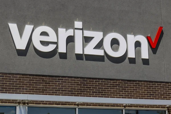 Indianapolis - Sekitar Juli 2017: Verizon Wireless Retail Location. Verizon adalah penyedia layanan komunikasi nirkabel AS XIX terbesar — Stok Foto