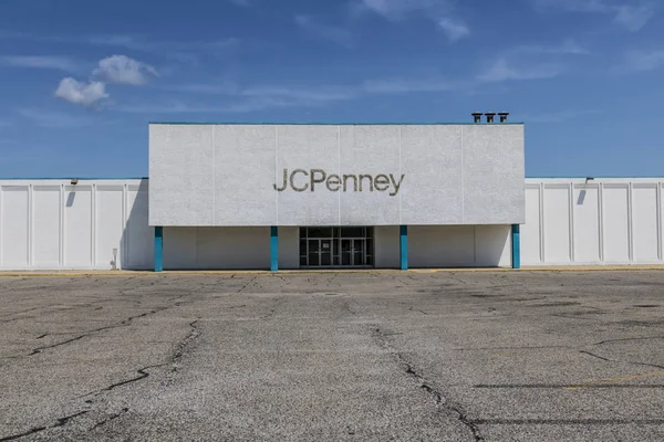 Logansport - Circa August 2017: Recently shuttered J.C. Penney Mall Location. JCPenney is still posting losses, but much more profitable than in 2016 X — Stock Photo, Image