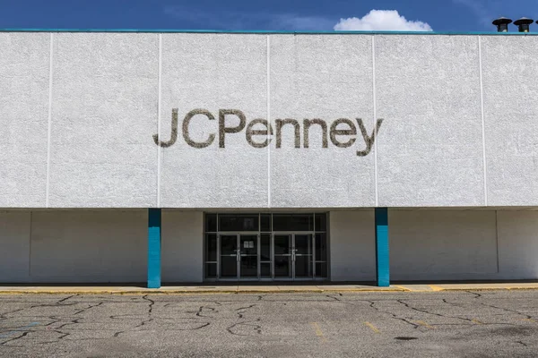 Logansport - Circa Agosto 2017: Recientemente cerrado J.C. Penney Mall Ubicación. JCPenney sigue registrando pérdidas, pero mucho más rentable que en 2016 IX — Foto de Stock
