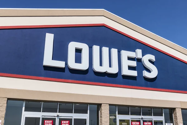 Kokomo - Circa August 2017: Lowe's Home Improvement Warehouse. Lowes operates retail home improvement and appliance stores in North America IX — Stock Photo, Image