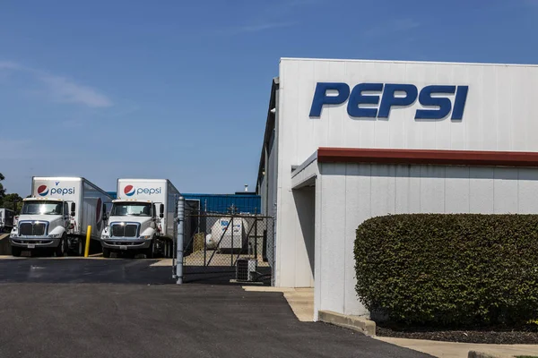 Logansport - Circa Αυγούστου 2017: Pepsi εμφιάλωση σήμανσης. Pepsi είναι ένας από τους μεγαλύτερους παραγωγούς ποτών στον κόσμο Iv — Φωτογραφία Αρχείου