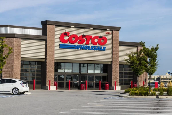 Ft. wayne - ca. august 2017: costco großhandelsstandort. costco wholesale ist ein milliardenschwerer globaler Einzelhändler. — Stockfoto