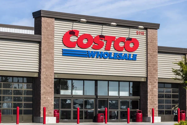 Ft. Wayne - Circa agosto 2017: Costco Wholesale Location. Costco Wholesale es un minorista global multimillonario X — Foto de Stock