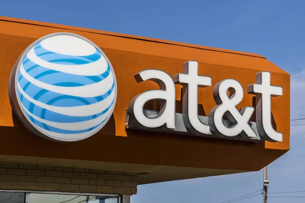 Ft. Wayne - Circa agosto 2017: AT & T Mobility Wireless Retail Store. AT & T ahora ofrece IPTV, VoIP, Celulares y DirecTV XVIII — Foto de Stock