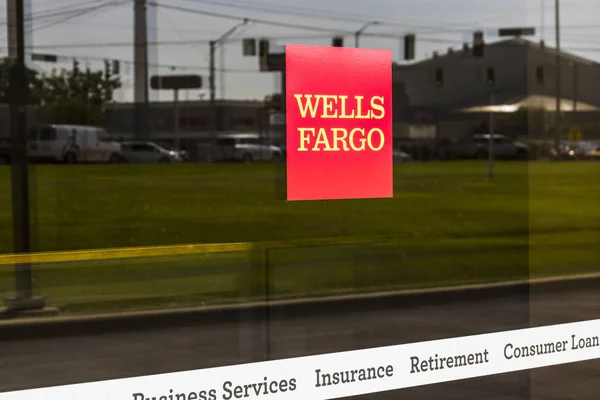 Ft. Wayne - Circa Agosto 2017: Wells Fargo Retail Bank Branch. Wells Fargo es un proveedor de servicios financieros XIII — Foto de Stock