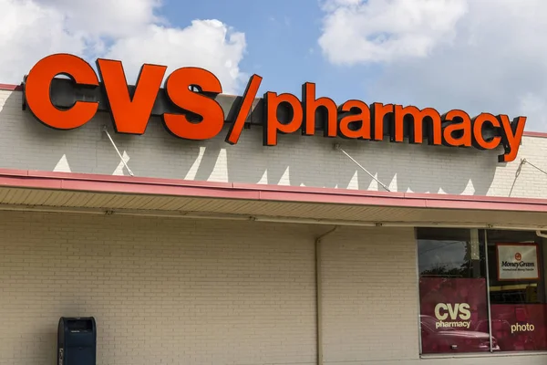 Indianapolis - kb augusztus 2017: Cvs gyógyszertár értékesítési helyet. A CVS elérhetõ a legnagyobb gyógyszertár lánc minket VIII. — Stock Fotó