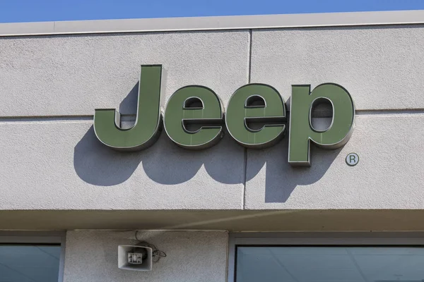 Kokomo - Circa agosto 2017: Jeep concesionario de automóviles. Jeep es una subsidiaria de Fiat Chrysler Automobiles. FCA es la empresa matriz de Dodge, Chrysler y Ram Trucks II — Foto de Stock