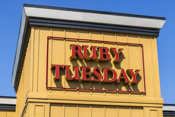 Kokomo - Circa agosto 2017: Ruby Tuesday Casual Restaurant Ubicación. Ruby Tuesday es famoso por su Salad Bar III — Foto de Stock