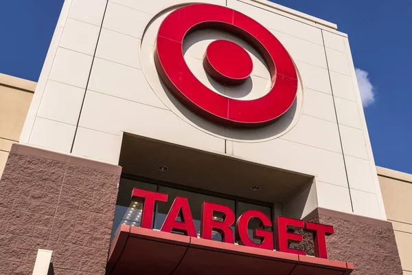 Indianápolis - Circa agosto de 2017: Target Retail Store. Objetivo vende artículos para el hogar, ropa y electrónica XX — Foto de Stock