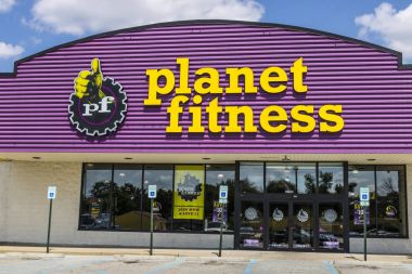 Indianapolis - yaklaşık Ağustos 2017: Planet Fitness yerel spor salonu ve iş merkezi. Planet Fitness kendisi bir yargı ücreti bölge II pazarlar