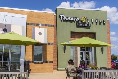 Indianapolis - yaklaşık Ağustos 2017: Panera Ekmek perakende satış yerini. Bir zincir, hızlı rahat restoran sunan ücretsiz Wifi IX Panera olduğunu