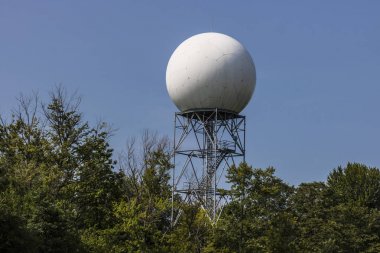 Ağaçları II arasında Doppler meteoroloji radarı