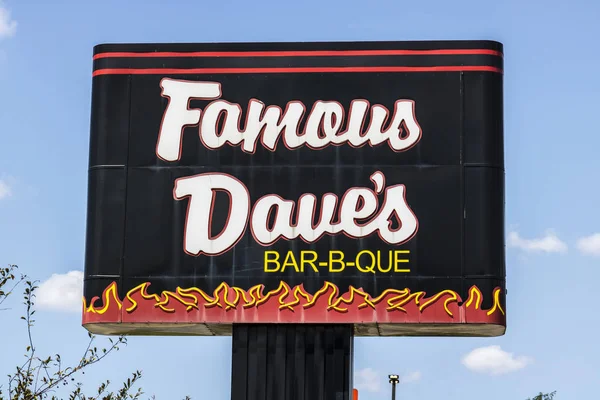 Indianapolis - Circa agosto 2017: Famous Dave 's Bar-B-Que Restaurant location. Famous Daves foi listado no NASDAQ desde 1996 I — Fotografia de Stock