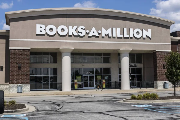 Indianápolis - Circa agosto 2017: Books-A-Million retail strip mall location. Books-A-Million es la segunda librería más grande de los Estados Unidos I — Foto de Stock