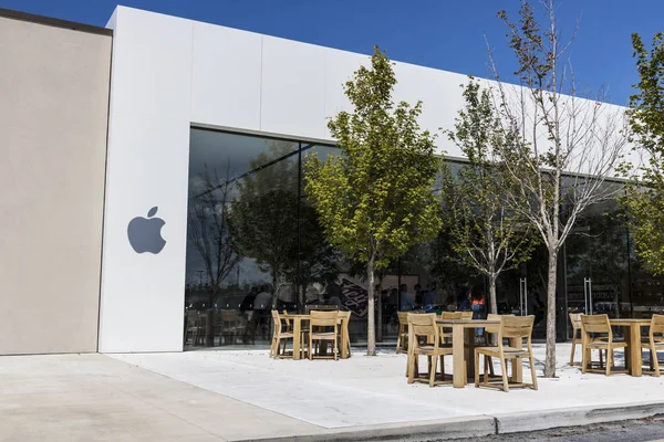 Indianapolis - Sekitar Agustus 2017: Apple Store Retail Mall Location (dalam bahasa Inggris). Apple menjual dan melayani iPhone, iPad, iMac dan komputer Macintosh III — Stok Foto