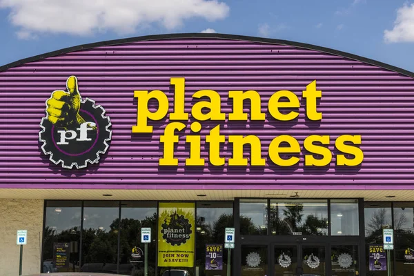 Indianapolis - Circa augusti 2017: Planet Fitness lokala gym och workout center. Planet Fitness marknadsför sig som en dom frizon jag — Stockfoto