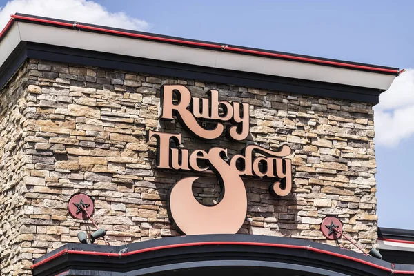 Indianapolis - yaklaşık Ağustos 2017: Ruby Tuesday rahat Restoran konum. Ruby Salı, salata Bar III için ünlüdür