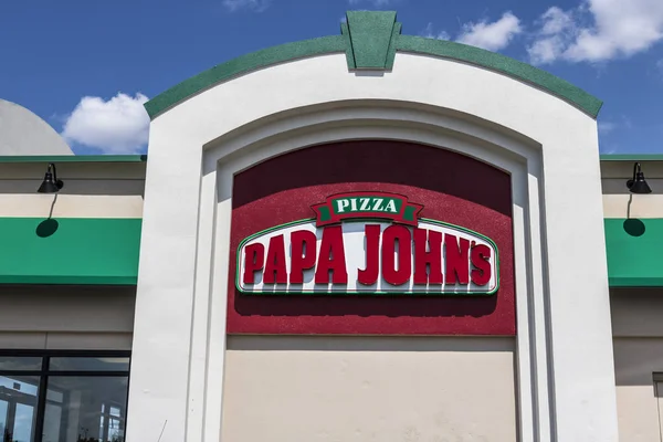 Indianapolis - Sekitar Agustus 2017: Papa John 's Take-Out Pizza Restaurant. Papa John 's adalah rantai pengiriman pizza terbesar ketiga di dunia. — Stok Foto