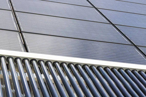 Panneaux plats thermiques solaires avec collecteurs de tubes évacués. De nombreuses entreprises installent des sources d'énergie renouvelables pour réduire leur empreinte carbone I — Photo