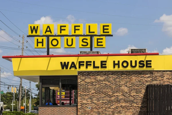 Indianápolis - Circa agosto 2017: Exterior y logotipo de la icónica casa de gofres de la cadena de restaurantes del sur. Waffle House fue fundada en 1955 II — Foto de Stock