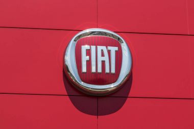Indianapolis - yaklaşık Ağustos 2017: Logo ve tabela yerel Fiat Bayilik. Fiat Fca parçasıdır ve 500 Abarth araçlar II satan