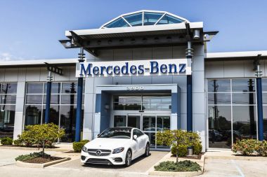 Indianapolis - yaklaşık Ağustos 2017: Mercedes-Benz Bayilik. Mercedes-Benz küresel bir otomobil üreticisi ve Daimler Ag V bir bölümü olduğunu