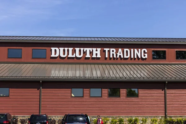 Indianápolis - Circa septiembre 2017: Duluth Trading Retail store. Duluth Trading se especializa en ropa de trabajo resistente I — Foto de Stock