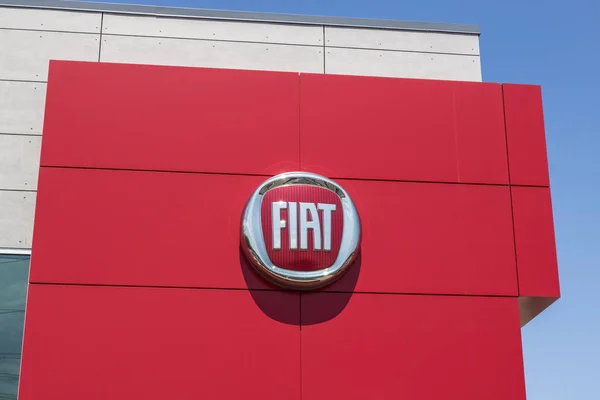 Indianapolis - Circa August 2017: Logo and signage of local Fiat dealership. Fiat is part of FCA and sells both 500 and Abarth vehicles I — Stock Photo, Image