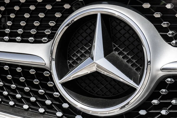 Indianápolis - Circa agosto 2017: Mercedes-Benz Logo. Mercedes-Benz es un fabricante mundial de automóviles y una división de Daimler AG IV —  Fotos de Stock