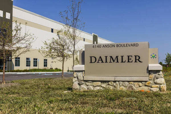 Whitestown - Circa Septiembre 2017: Daimler Trucks North America Distribution Center. Daimler Trucks es anteriormente Freightliner Corporation y propiedad de Daimler AG I — Foto de Stock
